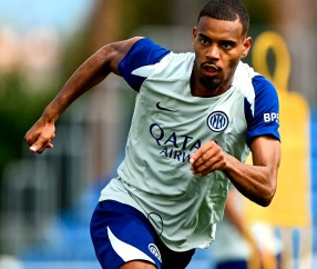 九游体育-赛地聚焦——法甲今晚热度飙升，多伦多猛龙再遭质疑，目标明确，球队文化再被提及(多伦多猛龙队)