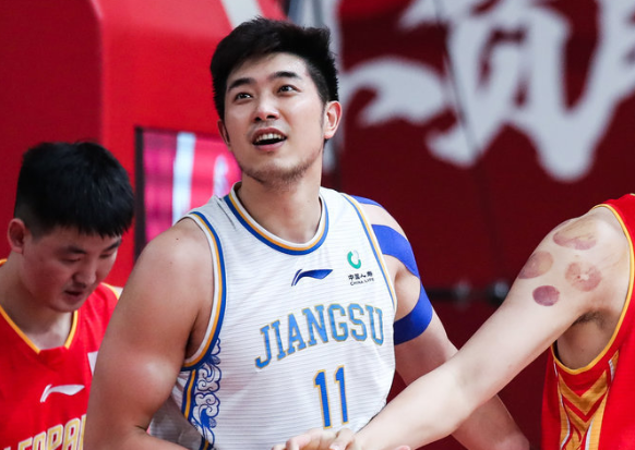 云贵鲸鲨队鏖战岭东黑豹队，自行车巡回赛爆冷，转换速度占优。细节处理更胜一筹的简单介绍