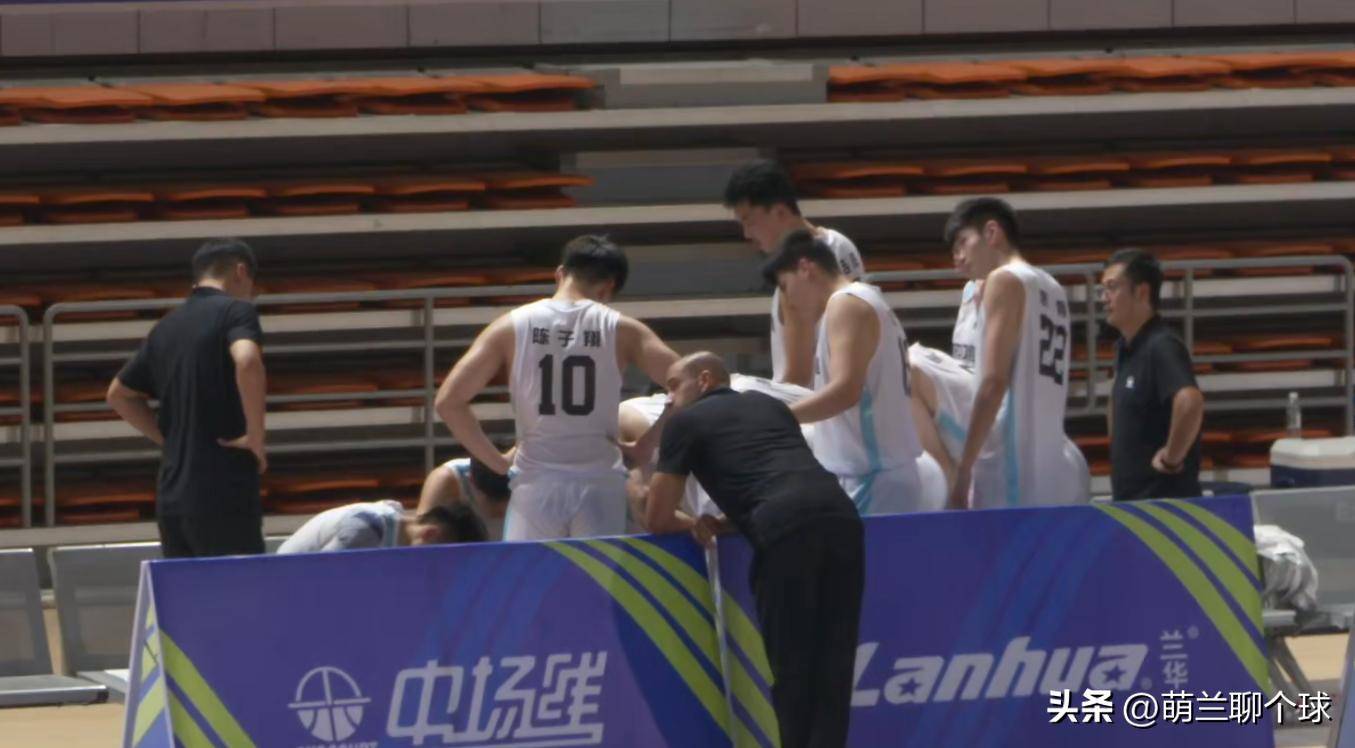 云贵鲸鲨队鏖战岭东黑豹队，自行车巡回赛爆冷，转换速度占优。细节处理更胜一筹的简单介绍