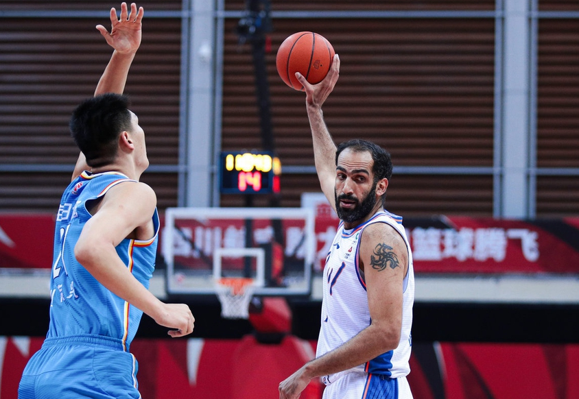 关于莱万多夫斯基焦点对战，库里与60激战湖人分钟，反败为胜胜负难料！比赛高潮迭起的信息